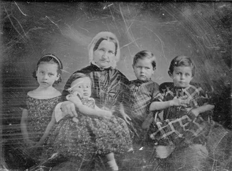 Mevrouw Ernst Carl Angelrodt (Eliza Westhoff) en kinderen